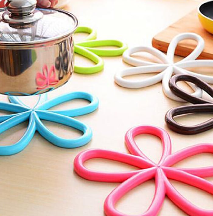 Plum Blossom Pattern PVC Heat-insulated Cup Cover Pad Table Surface Protector- Random Color