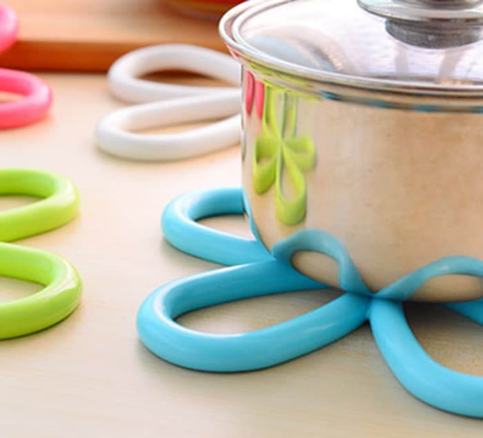 Plum Blossom Pattern PVC Heat-insulated Cup Cover Pad Table Surface Protector- Random Color