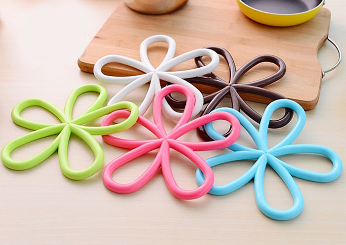 Plum Blossom Pattern PVC Heat-insulated Cup Cover Pad Table Surface Protector- Random Color