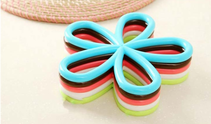 Plum Blossom Pattern PVC Heat-insulated Cup Cover Pad Table Surface Protector- Random Color